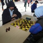 25.10.2015 Kielce. Szachy przy parkingu miejskim / Stanisław Blinstrub / Radio Kielce