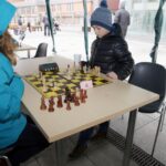 25.10.2015 Kielce. Szachy przy parkingu miejskim / Stanisław Blinstrub / Radio Kielce