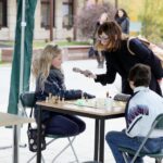 25.10.2015 Kielce. Szachy przy parkingu miejskim / Stanisław Blinstrub / Radio Kielce