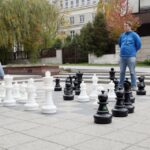 25.10.2015 Kielce. Szachy przy parkingu miejskim / Stanisław Blinstrub / Radio Kielce