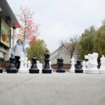 25.10.2015 Kielce. Szachy przy parkingu miejskim / Stanisław Blinstrub / Radio Kielce