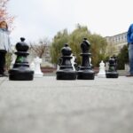 25.10.2015 Kielce. Szachy przy parkingu miejskim / Stanisław Blinstrub / Radio Kielce