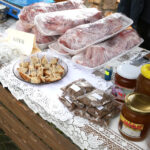 Kiermasz Zdrowej Żywności na dziedzińcu Dworku Laszczyków (8 listopada 2015 r.) / Piotr Michalski / Radio Kielce