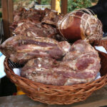 Kiermasz Zdrowej Żywności na dziedzińcu Dworku Laszczyków (8 listopada 2015 r.) / Piotr Michalski / Radio Kielce