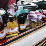 Kiermasz Zdrowej Żywności na dziedzińcu Dworku Laszczyków (8 listopada 2015 r.) / Piotr Michalski / Radio Kielce