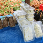 Kiermasz Zdrowej Żywności na dziedzińcu Dworku Laszczyków (8 listopada 2015 r.) / Piotr Michalski / Radio Kielce