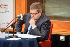 27.11.2015 Radio Kielce. Debata o odnawialnych źródłach energii. Grzegorz Orawiec / Stanisław Blinstrub / Radio Kielce