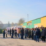 04.11.2015. Kolejki sadowników przed siedzibą Świętokrzyskiego Banku Żywności w Ostrowcu / Teresa Czajkowska / Radio Kielce