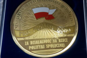 10.11.2015. Pięcioro ostrowczan zostało wyróżnionych medalami Pro Publico Bono / Teresa Czajkowska / Radio Kielce