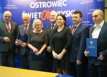 10.11.2015. Pięcioro ostrowczan zostało wyróżnionych medalami Pro Publico Bono / Teresa Czajkowska / Radio Kielce