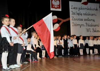 W Domu Katolickim w Sandomierzu odbyła się uroczysta akademia zorganizowana  z okazji Święta Niepodległości przez dzieci z Przedszkola Samorządowego nr 3. / Urząd Miasta w Sandomierzu