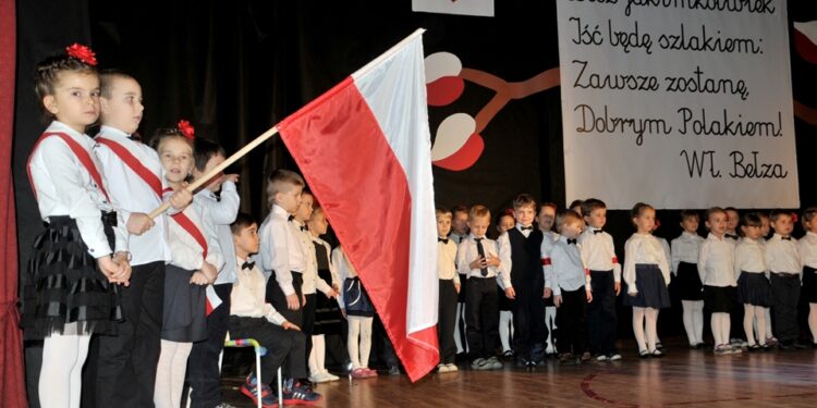 W Domu Katolickim w Sandomierzu odbyła się uroczysta akademia zorganizowana  z okazji Święta Niepodległości przez dzieci z Przedszkola Samorządowego nr 3. / Urząd Miasta w Sandomierzu