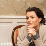 23.11.2015 Ćmielów. Gwiazdka z Nieba. Spotkanie w kawiarni. Karolina Sołowow / Stanisław Blinstrub / Radio Kielce