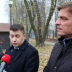 05.11.2015. Konferencja PiS przed Wojewódzkim Szpitalem Zespolonym w Kielcach. Od lewej: radni PiS Bartłomiej Dorywalski i Andrzej Pruś / Kamil Król / Radio Kielce