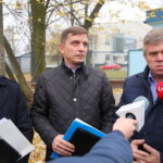 05.11.2015. Konferencja PiS przed Wojewódzkim Szpitalem Zespolonym w Kielcach. Od lewej: Bartłomiej Dorywalski, Andrzej Pruś i Mieczysław Gębski / Kamil Król / Radio Kielce