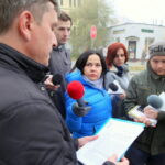 05.11.2015. Konferencja PiS przed Wojewódzkim Szpitalem Zespolonym w Kielcach / Kamil Król / Radio Kielce