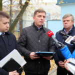 05.11.2015. Konferencja PiS przed Wojewódzkim Szpitalem Zespolonym w Kielcach. Od lewej: Bartłomiej Dorywalski, Andrzej Pruś i Mieczysław Gębski / Kamil Król / Radio Kielce