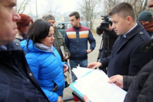 05.11.2015. Konferencja PiS przed Wojewódzkim Szpitalem Zespolonym w Kielcach / Kamil Król / Radio Kielce