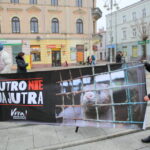 28.11.2015. Happening na placu Artystów z okazji Dnia bez Futra / Kamil Król / Radio Kielce