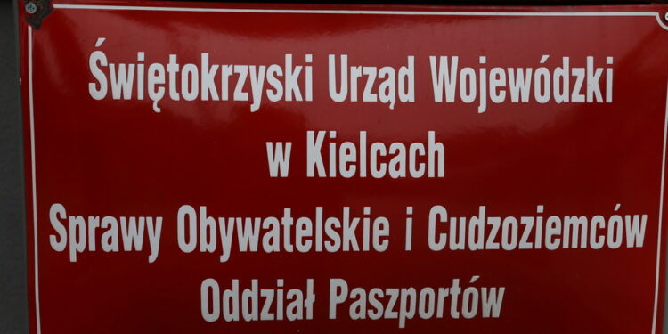 Świętokrzyski Urząd Wojewódzki w Kielcach Wydział Paszportów / Kamil Król / Radio Kielce