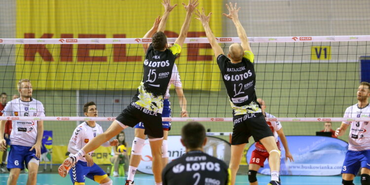 07.11.2015. 2. kolejka PlusLigi siatkarzy: Effector Kielce - Lotos Trefl Gdańsk / Kamil Król / Radio Kielce