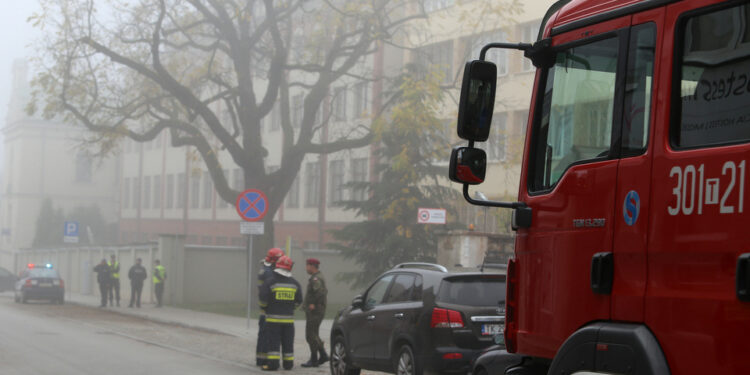 Alarm bombowy w budynku Izby Celnej przy ulicy Wesołej w Kielcach / Kamil Król / Radio Kielce