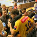 15.11.2015. 7. kolejka Ligi Mistrzów Vive Tauron Kielce - KIF Kolding. Po meczu kieleccy zawodnicy byli oblegani przez Polaków mieszkających w Kopenhadze / Kamil Król / Radio Kielce