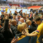 15.11.2015. 7. kolejka Ligi Mistrzów Vive Tauron Kielce - KIF Kolding. Po meczu kieleccy zawodnicy byli oblegani przez Polaków mieszkających w Kopenhadze / Kamil Król / Radio Kielce