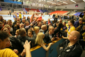 15.11.2015. 7. kolejka Ligi Mistrzów Vive Tauron Kielce - KIF Kolding. Po meczu kieleccy zawodnicy byli oblegani przez Polaków mieszkających w Kopenhadze / Kamil Król / Radio Kielce