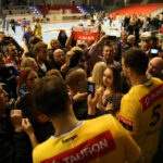 15.11.2015. 7. kolejka Ligi Mistrzów Vive Tauron Kielce - KIF Kolding. Po meczu kieleccy zawodnicy byli oblegani przez Polaków mieszkających w Kopenhadze / Kamil Król / Radio Kielce