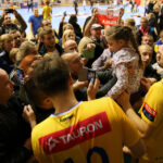 15.11.2015. 7. kolejka Ligi Mistrzów Vive Tauron Kielce - KIF Kolding. Po meczu kieleccy zawodnicy byli oblegani przez Polaków mieszkających w Kopenhadze / Kamil Król / Radio Kielce