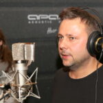 20.11.2015. Próba do Pastorałki w wykonaniu dziennikarzy Radia Kielce. Iwona Murawska (z lewej) i Robert Szumielewicz / Kamil Król / Radio Kielce