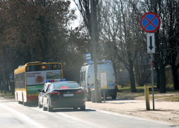 Radiowozy przy autobusie / Krzysztof Żołądek / Radio Kielce