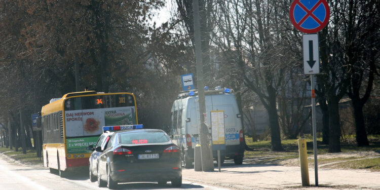 Radiowozy przy autobusie / Krzysztof Żołądek / Radio Kielce