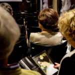 21.11.2015 Busko-Zdrój. Aukcja dzieł sztuki współczesnej "SANUS PER ARTEM" organizowana przez Dom Aukcyjny Polswiss Art. / Wojciech Habdas / Radio Kielce