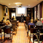 21.11.2015 Busko-Zdrój. Aukcja dzieł sztuki współczesnej "SANUS PER ARTEM" organizowana przez Dom Aukcyjny Polswiss Art. / Wojciech Habdas / Radio Kielce