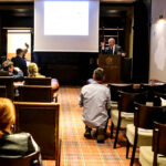 21.11.2015 Busko-Zdrój. Aukcja dzieł sztuki współczesnej "SANUS PER ARTEM" organizowana przez Dom Aukcyjny Polswiss Art. / Wojciech Habdas / Radio Kielce