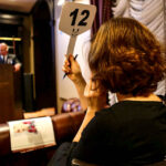 21.11.2015 Busko-Zdrój. Aukcja dzieł sztuki współczesnej "SANUS PER ARTEM" organizowana przez Dom Aukcyjny Polswiss Art. / Wojciech Habdas / Radio Kielce