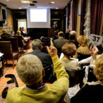 21.11.2015 Busko-Zdrój. Aukcja dzieł sztuki współczesnej "SANUS PER ARTEM" organizowana przez Dom Aukcyjny Polswiss Art. / Wojciech Habdas / Radio Kielce