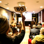 21.11.2015 Busko-Zdrój. Aukcja dzieł sztuki współczesnej "SANUS PER ARTEM" organizowana przez Dom Aukcyjny Polswiss Art. / Wojciech Habdas / Radio Kielce