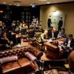 21.11.2015 Busko-Zdrój. Aukcja dzieł sztuki współczesnej "SANUS PER ARTEM" organizowana przez Dom Aukcyjny Polswiss Art. / Wojciech Habdas / Radio Kielce