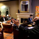 21.11.2015 Busko-Zdrój. Aukcja dzieł sztuki współczesnej "SANUS PER ARTEM" organizowana przez Dom Aukcyjny Polswiss Art. / Wojciech Habdas / Radio Kielce