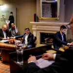 21.11.2015 Busko-Zdrój. Aukcja dzieł sztuki współczesnej "SANUS PER ARTEM" organizowana przez Dom Aukcyjny Polswiss Art. / Wojciech Habdas / Radio Kielce