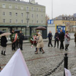 11.11.2015 Kielce. Minister spraw zagranicznych Grzegorz Schetyna,  Wojewoda Bożentyna Pałka-Koruba, przedstawiciele prezydenta miasta złożyli wieńce pod pomnikiem Niepodległości. / Wojciech Hadbas / Radio Kielce