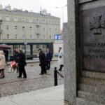 11.11.2015 Kielce. Minister spraw zagranicznych Grzegorz Schetyna,  Wojewoda Bożentyna Pałka-Koruba, przedstawiciele prezydenta miasta złożyli wieńce pod pomnikiem Niepodległości. / Wojciech Hadbas / Radio Kielce