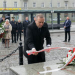 11.11.2015 Kielce. Minister spraw zagranicznych Grzegorz Schetyna,  Wojewoda Bożentyna Pałka-Koruba, przedstawiciele prezydenta miasta złożyli wieńce pod pomnikiem Niepodległości. / Wojciech Hadbas / Radio Kielce