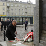 11.11.2015 Kielce. Minister spraw zagranicznych Grzegorz Schetyna,  Wojewoda Bożentyna Pałka-Koruba, przedstawiciele prezydenta miasta złożyli wieńce pod pomnikiem Niepodległości. / Wojciech Hadbas / Radio Kielce