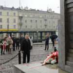 11.11.2015 Kielce. Minister spraw zagranicznych Grzegorz Schetyna,  Wojewoda Bożentyna Pałka-Koruba, przedstawiciele prezydenta miasta złożyli wieńce pod pomnikiem Niepodległości. / Wojciech Hadbas / Radio Kielce