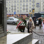 11.11.2015 Kielce. Minister spraw zagranicznych Grzegorz Schetyna,  Wojewoda Bożentyna Pałka-Koruba, przedstawiciele prezydenta miasta złożyli wieńce pod pomnikiem Niepodległości. / Wojciech Hadbas / Radio Kielce