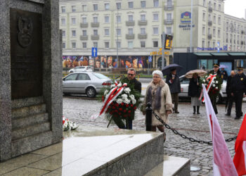 11.11.2015 Kielce. Minister spraw zagranicznych Grzegorz Schetyna,  Wojewoda Bożentyna Pałka-Koruba, przedstawiciele prezydenta miasta złożyli wieńce pod pomnikiem Niepodległości. / Wojciech Hadbas / Radio Kielce